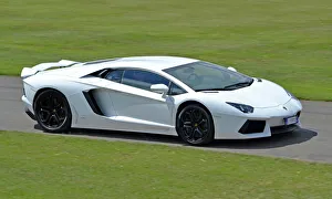<b class=qtipBold><figcaption>Lamborghini Aventador</figcaption></b><br><br><em>© www.carphoto.co.uk</em> Lamborghini Aventador