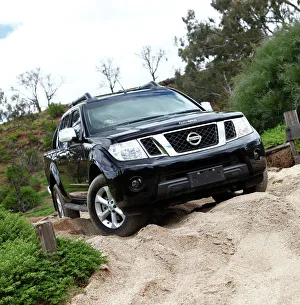 Twin Gallery: Nissan Navarra 2010 Black