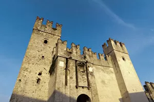 Sirmione Collection: Castello Scaligero, Sirmione, Lago di Garda, Lombardia, Italy