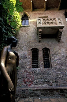 Balcony Collection: Italy, Veneto, Verona. Juliettes Home, balcony and statue