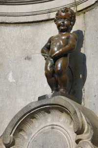 Manneken Pis, statue of a boy peeing into a fountain, Brussels, Belgium