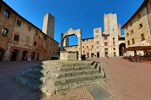Well in the Piazza Cisterna in San Gimignano, Tuscany, Italy