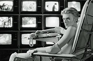 <b class=qtipBold><figcaption>The Man Who Fell To Earth</figcaption></b><br>David Bowie in a production shot for The Man Who Fell To Earth<br><em>© Copyright © Studiocanal Films Ltd</em> The Man Who Fell To Earth