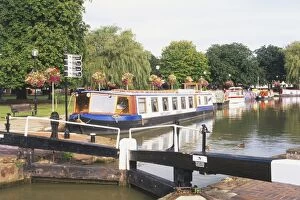 Tourist Attractions Gallery: Great Britain, England, Warwickshire, Stratford-Upon-Avon, boat filled canal basin with tree lined