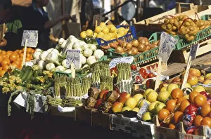 Tourist Attractions Collection: Italy, Venice, Rialto, crates of various vegetables and fruit at market stall