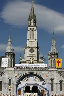 <b class=qtipBold><figcaption>Mass at the Lourdes shrine</figcaption></b><br><em>© Godong/UIG</em> Mass at the Lourdes shrine