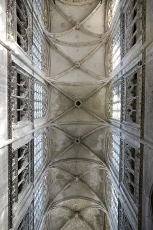 <b class=qtipBold><figcaption>Notre-Dame church nave</figcaption></b><br><em>© Godong/UIG</em> Notre-Dame church nave