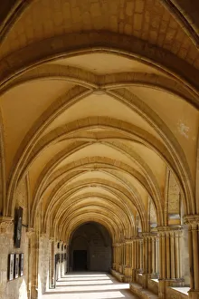 <b class=qtipBold><figcaption>Royaumont abbey cloister</figcaption></b><br><em>© Godong/UIG</em> Royaumont abbey cloister