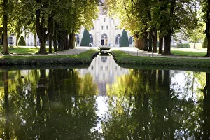 <b class=qtipBold><figcaption>Royaumont abbey park & pond</figcaption></b><br><em>© Godong/UIG</em> Royaumont abbey park & pond