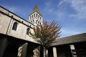 <b class=qtipBold><figcaption>Saint Philibert's cathedral</figcaption></b><br>Saint Philibert's cathedral, Tournus<br><em>© Godong/UIG</em> Saint Philibert's cathedral