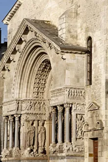 <b class=qtipBold><figcaption>Saint-Trophime cathedral</figcaption></b><br>Saint-Trophime cathedral, Arles, Provence<br><em>© Godong/UIG</em> Saint-Trophime cathedral