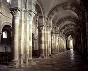 <b class=qtipBold><figcaption>Vezelay basilica</figcaption></b><br>Vezelay basilica aisle Bas-catA<br><em>© Godong/UIG</em> Vezelay basilica
