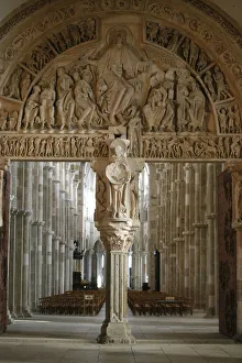 <b class=qtipBold><figcaption>Vezelay basilica narthex gate</figcaption></b><br><em>© Godong/UIG</em> Vezelay basilica narthex gate