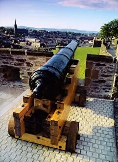 Tourist Attractions Collection: Cannon on a city wall, Derry City, Ireland