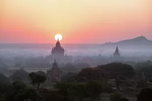 Pagoda Gallery: Sunrise over the temples of Bagan, Myanmar