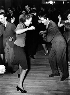 Fashion Gallery: JITTERBUG 1940s dance / dancing / party season / celebration / happy vintage news