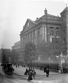 Fashion Gallery: London scenes. The Royal London Hospital in Whitechapel. Early 1900s