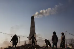 Kathmandu Valley Gallery: Brick factory (1): Keeping the chimney burning