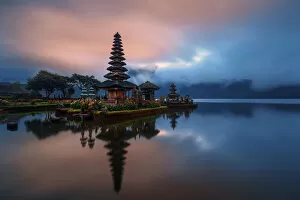 Pagoda Gallery: El Dios del lago