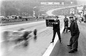 Belgium Collection: Formula One World Championship: Pit signal to Jim Clark Lotus