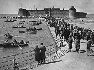 Fortification Collection: Holidaymakers making the most of the August Bank holiday sun at Peach Rock Battery on New
